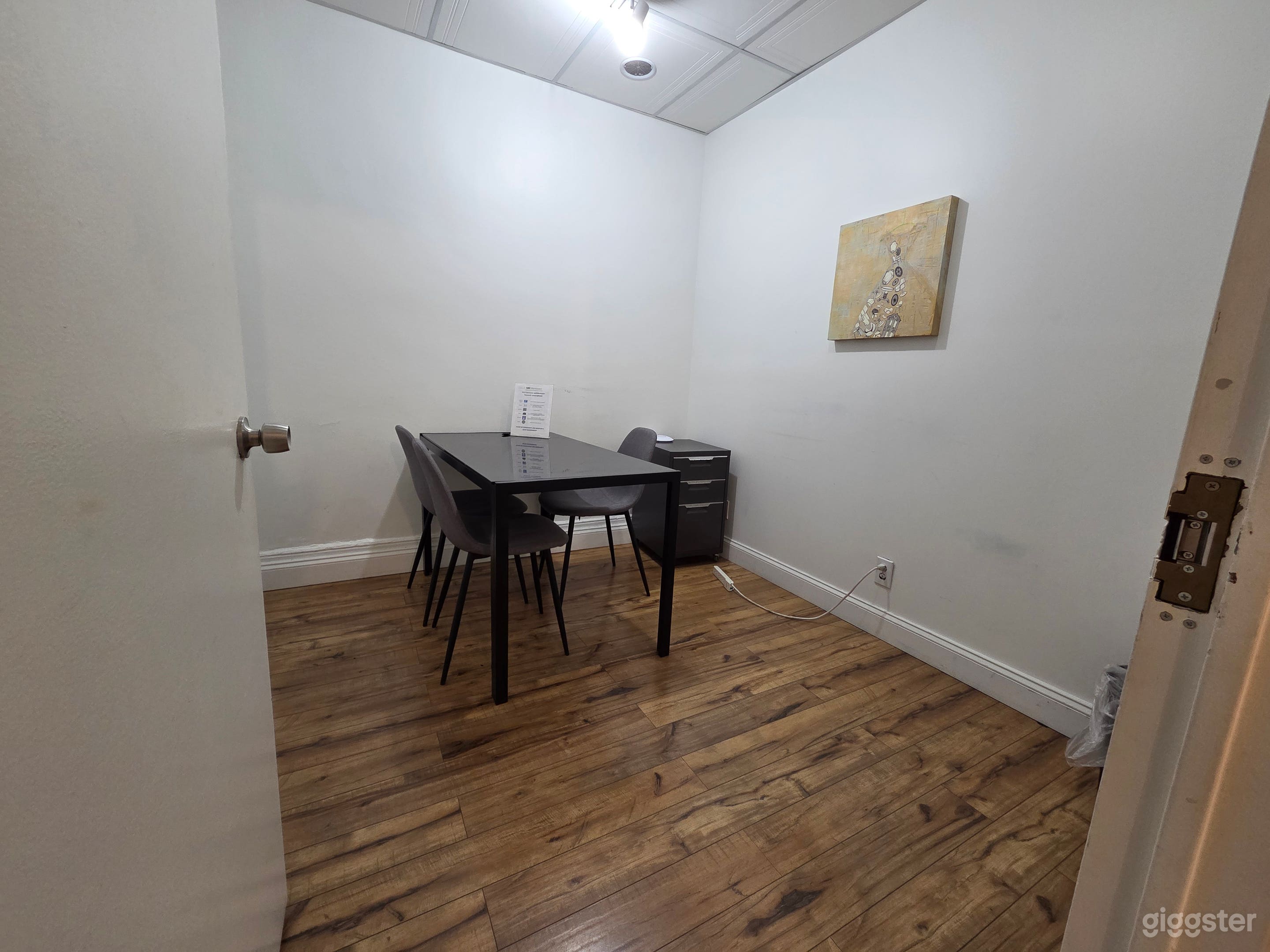 704-A: Private Meeting Room for 3 in Manhattan Photo 4