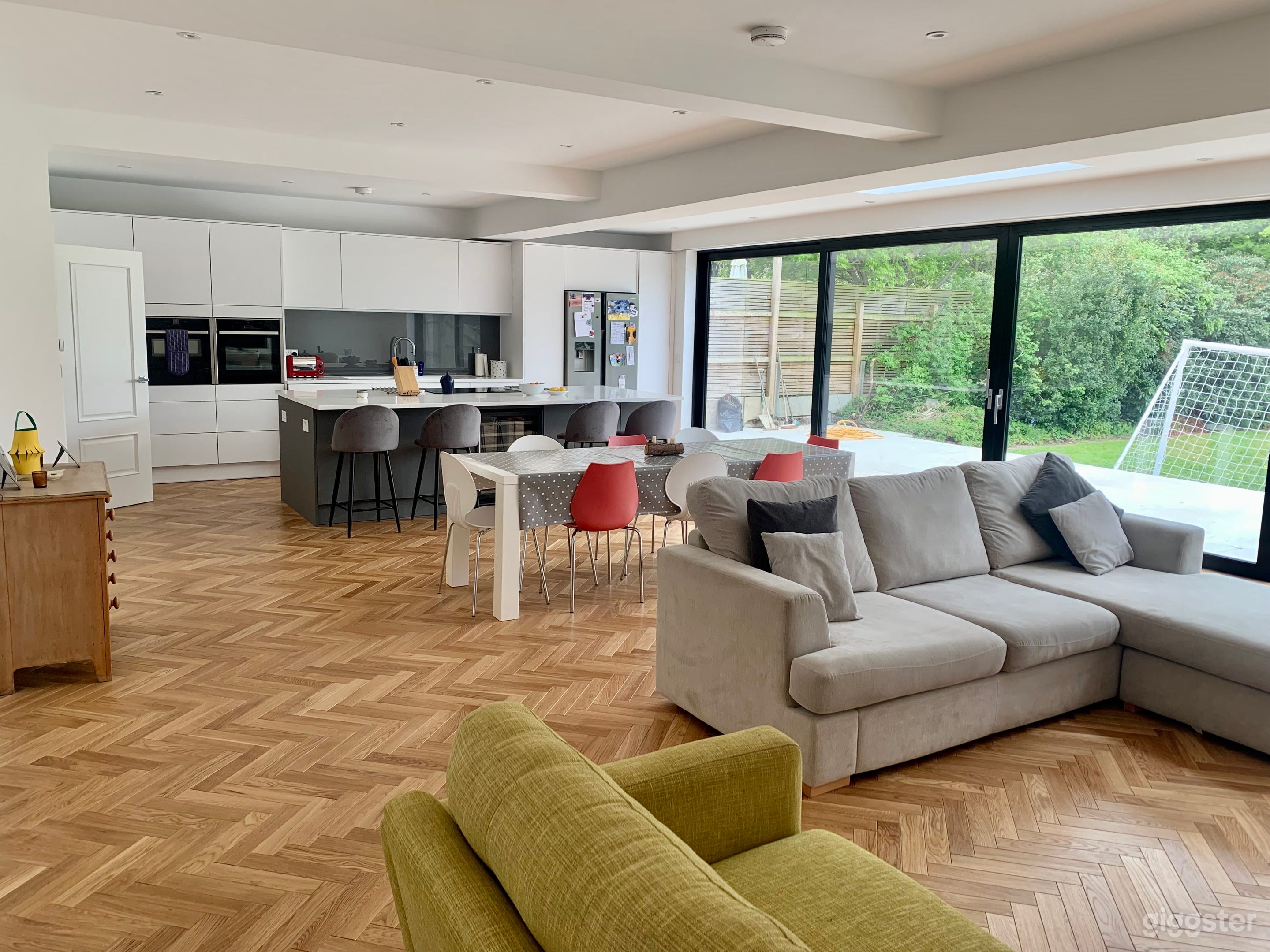 Bright & Spacious Modern Open Plan Home Photo 3