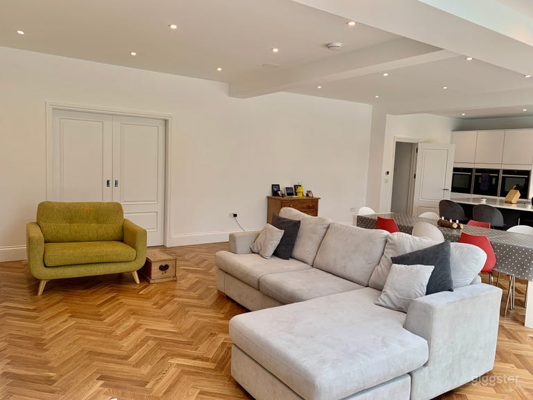  Bright & Spacious Modern Open Plan Home 