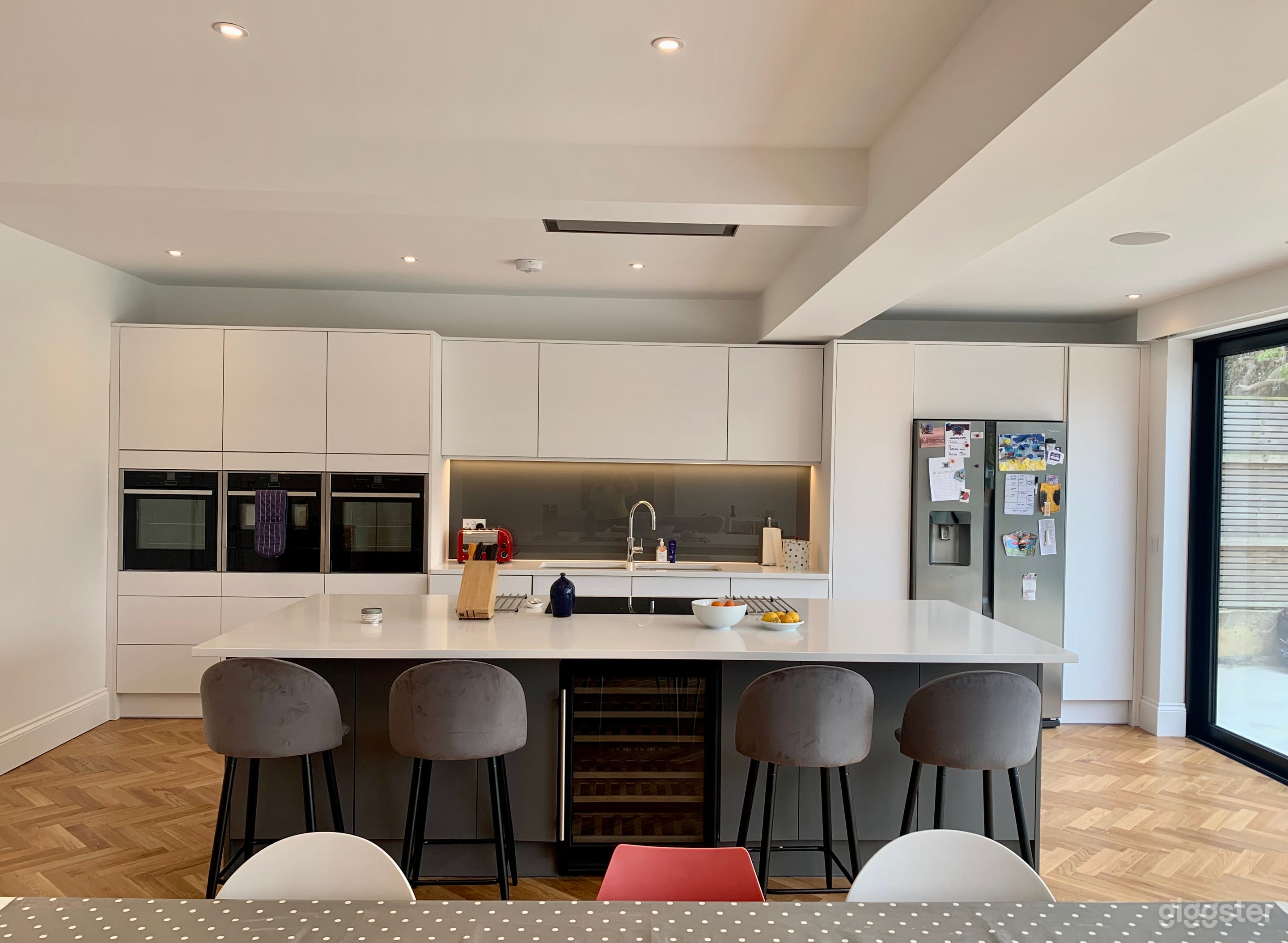 Bright & Spacious Modern Open Plan Home Photo 1