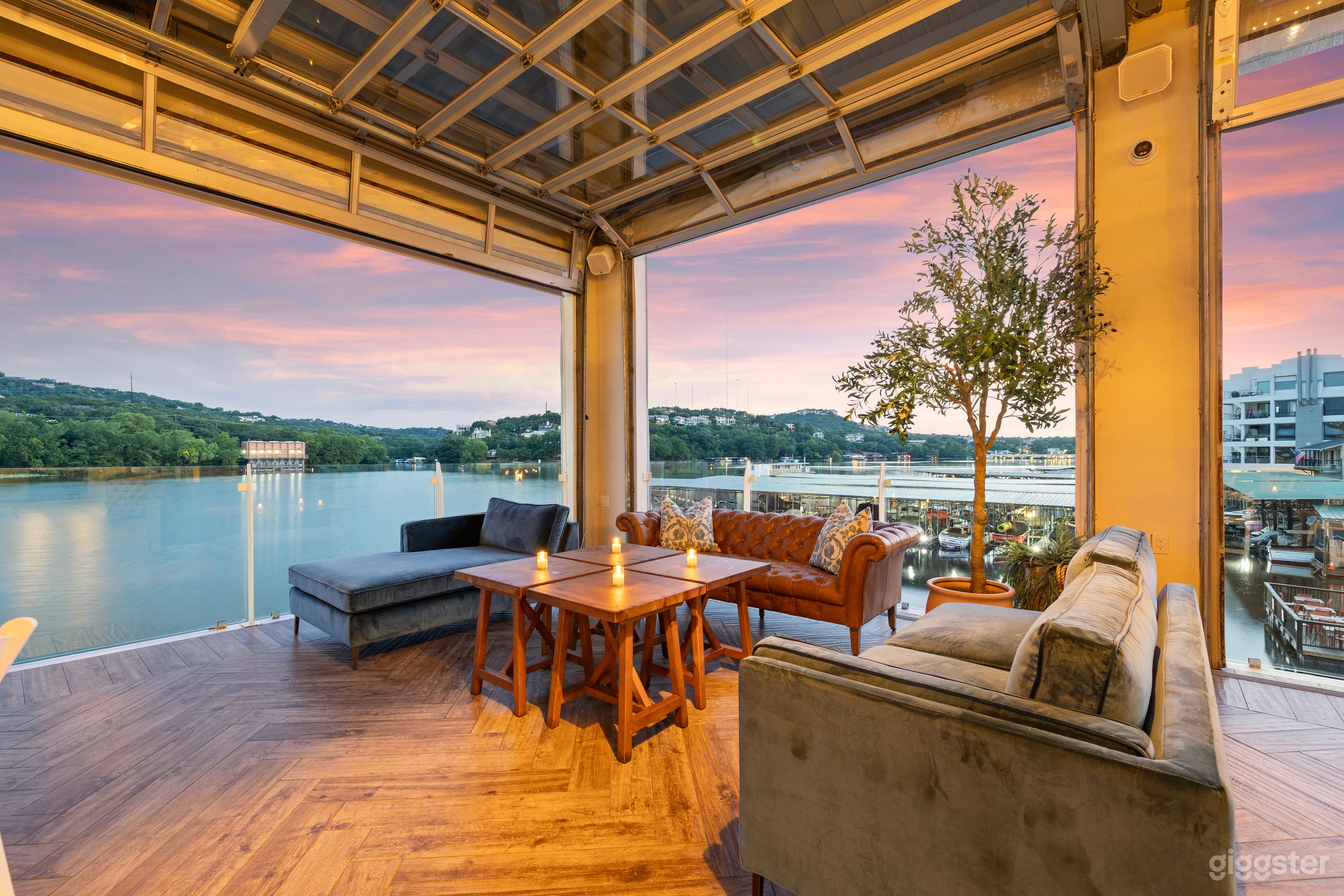 Unique Indoor/Outdoor restaurant Photo 2