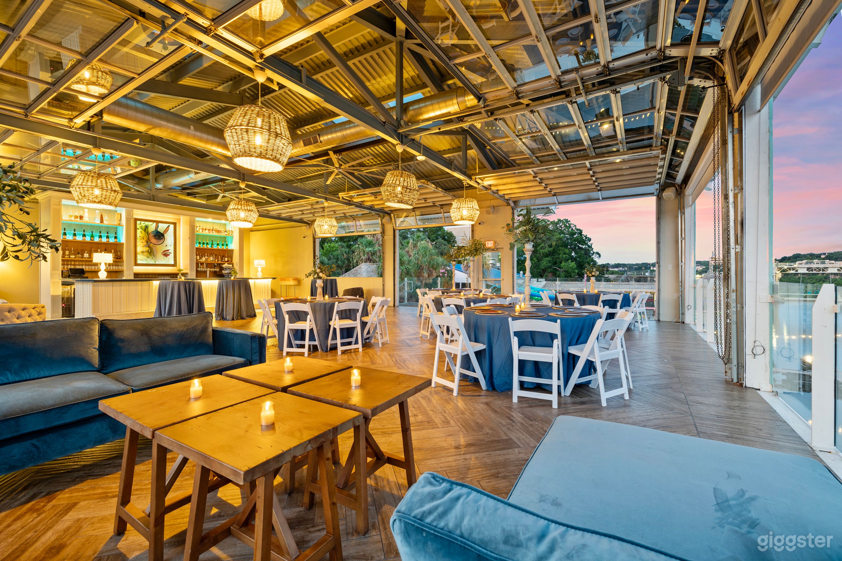 Unique Indoor/Outdoor restaurant Photo 3