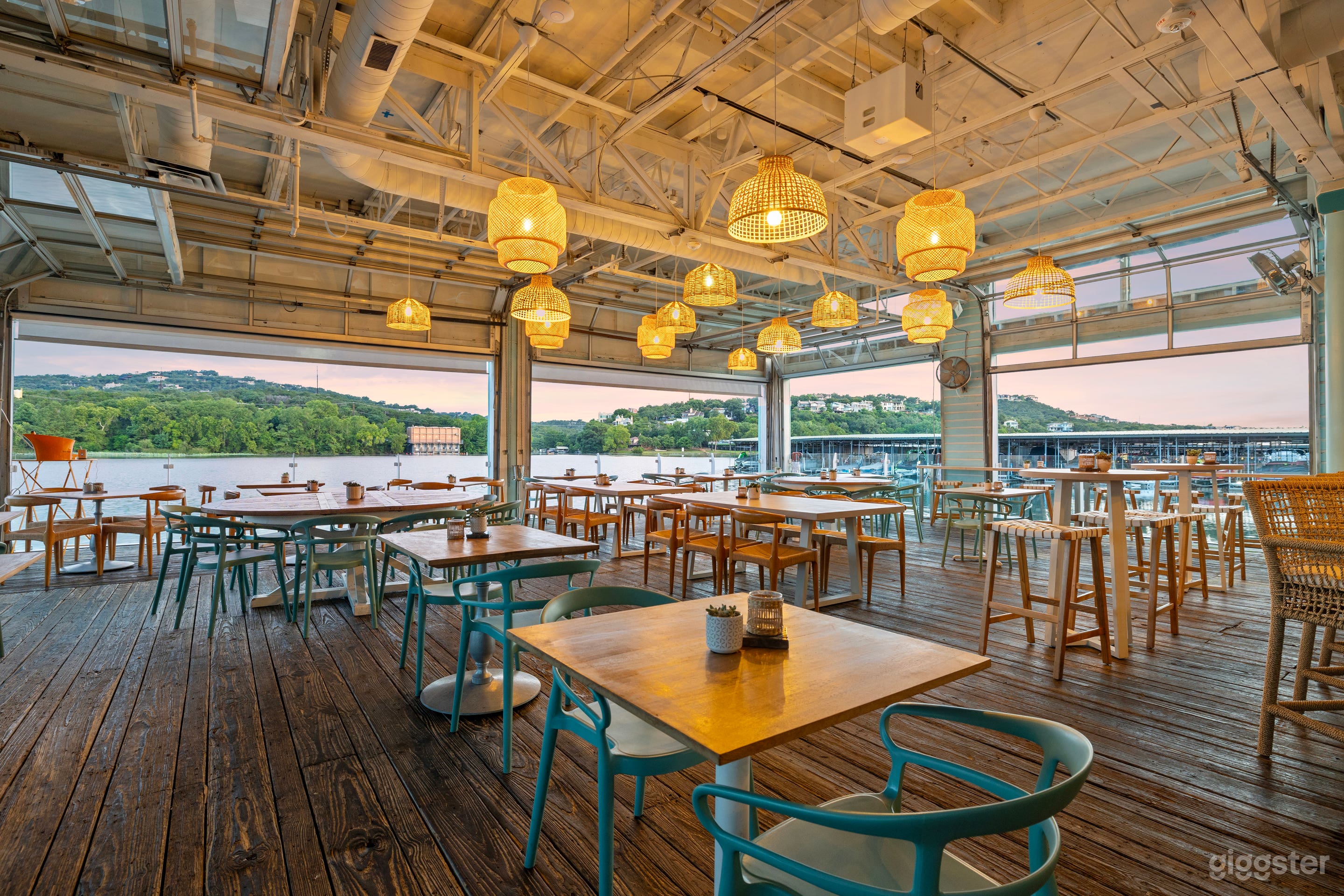 Unique Indoor/Outdoor restaurant Photo 4