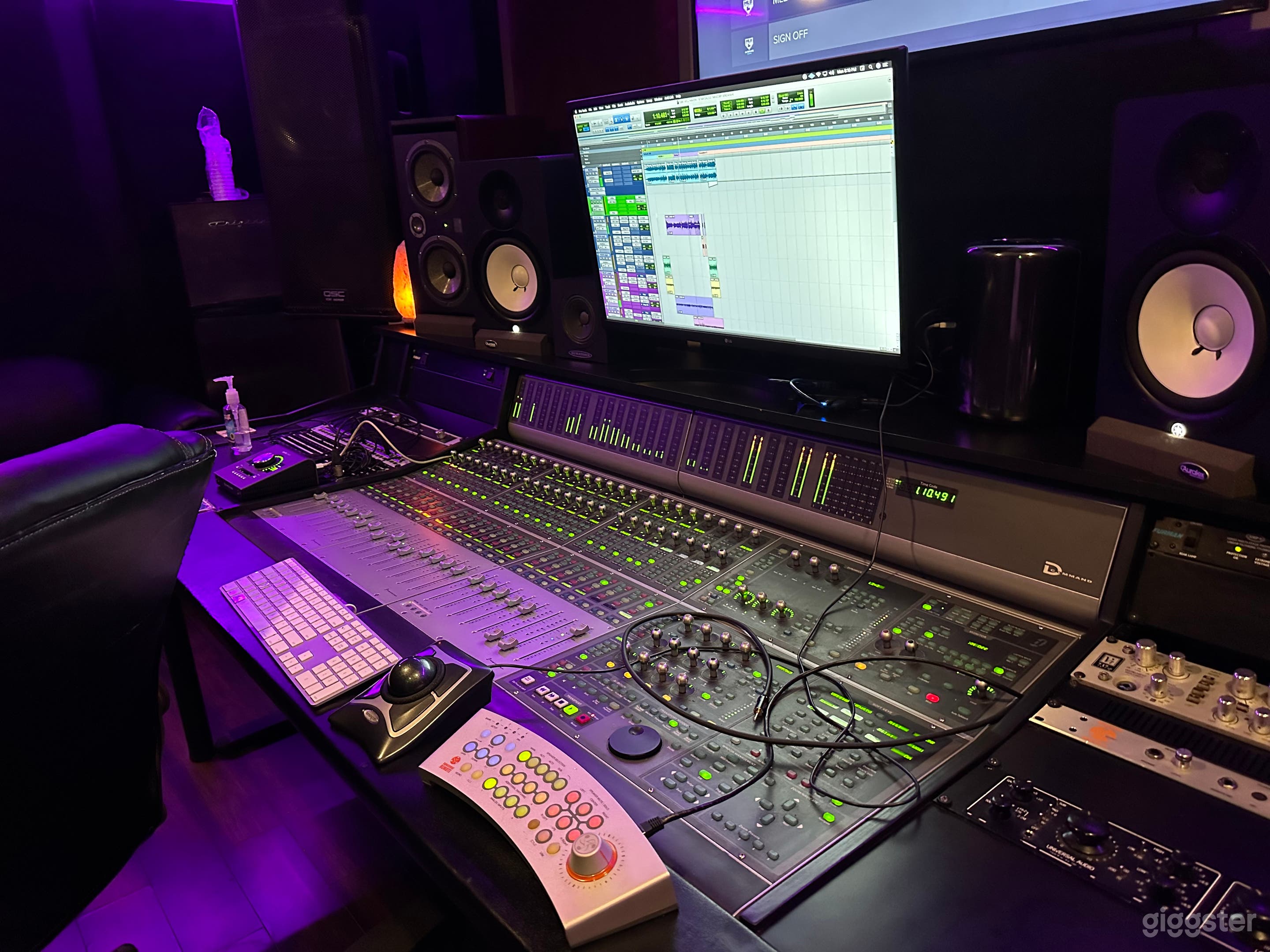 The  Home of Good Vibes (Studio BUYOUT) Photo 2