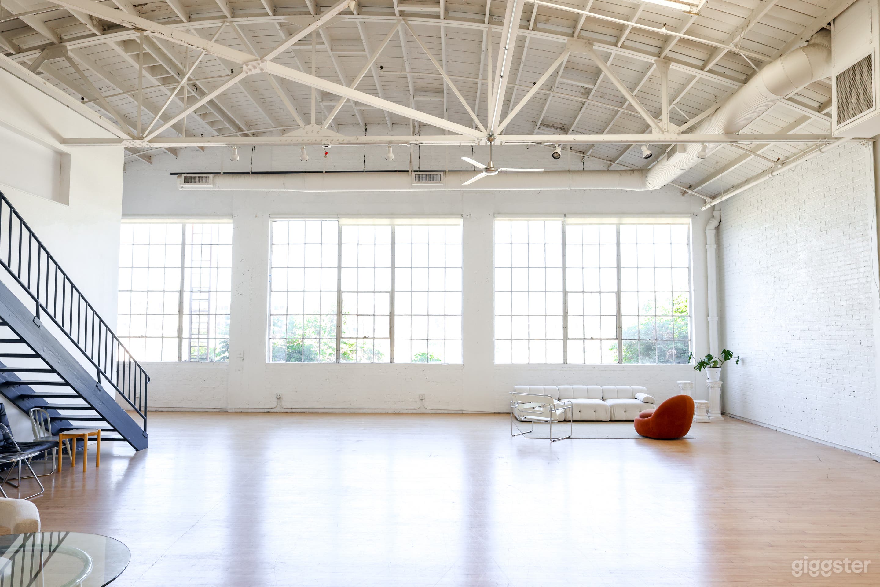 Blank Canvas Event Studio full of Natural Light Photo 2