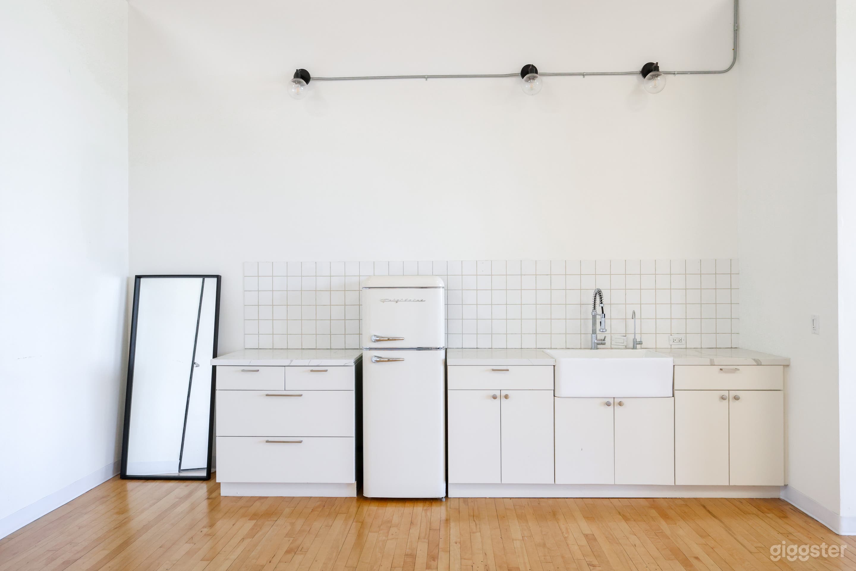 Blank Canvas Event Studio full of Natural Light Photo 3