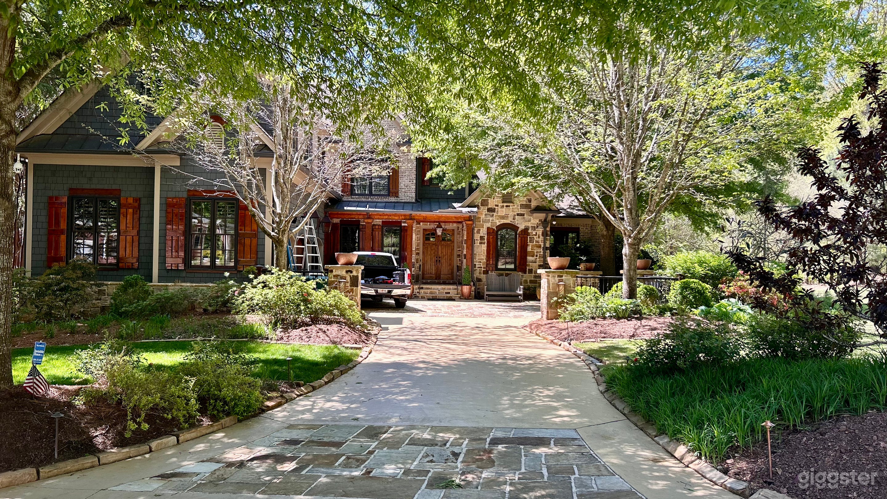 Large Mansion For Outdoor Production Photo 3