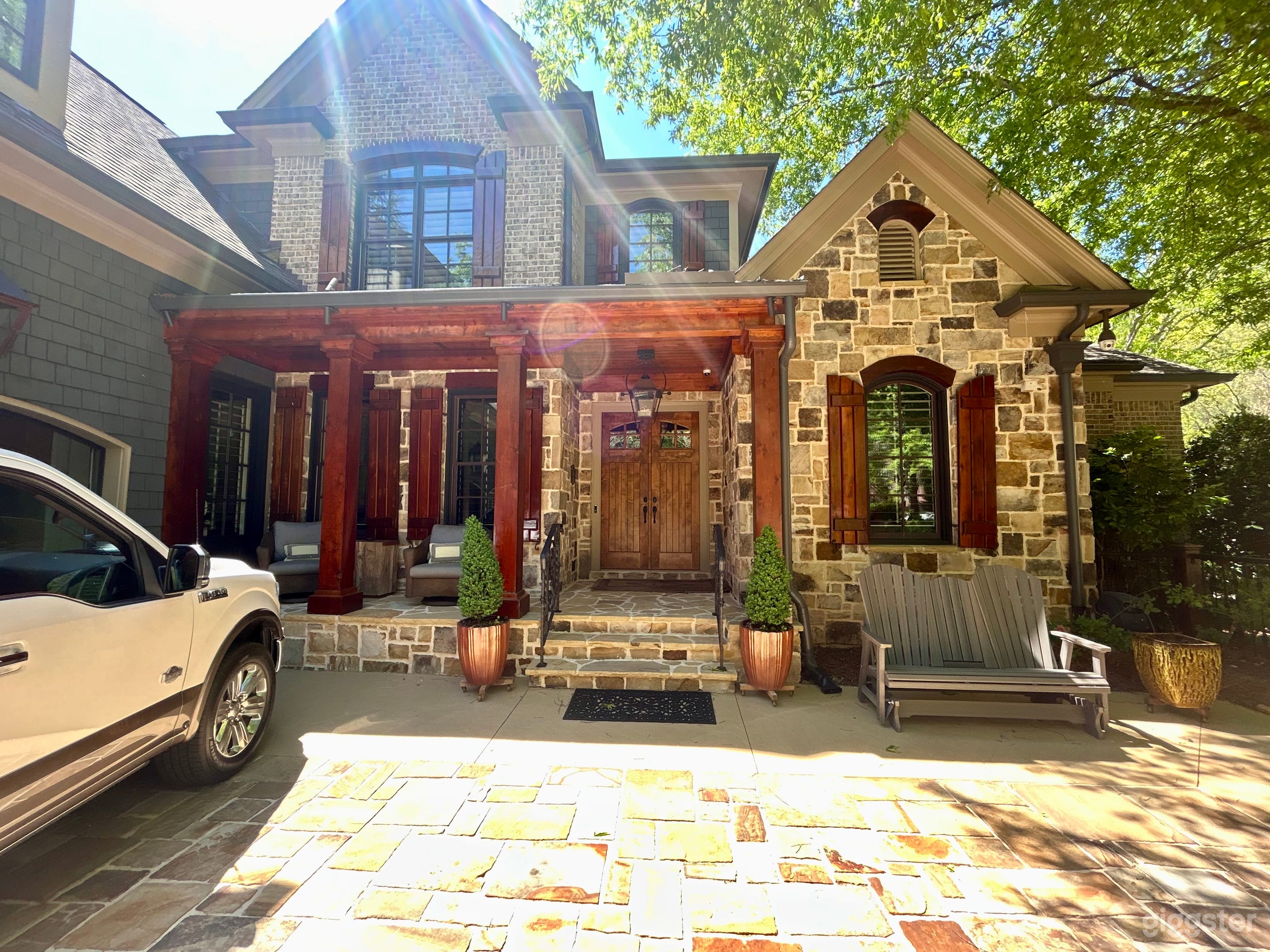 Large Mansion For Outdoor Production Photo 4