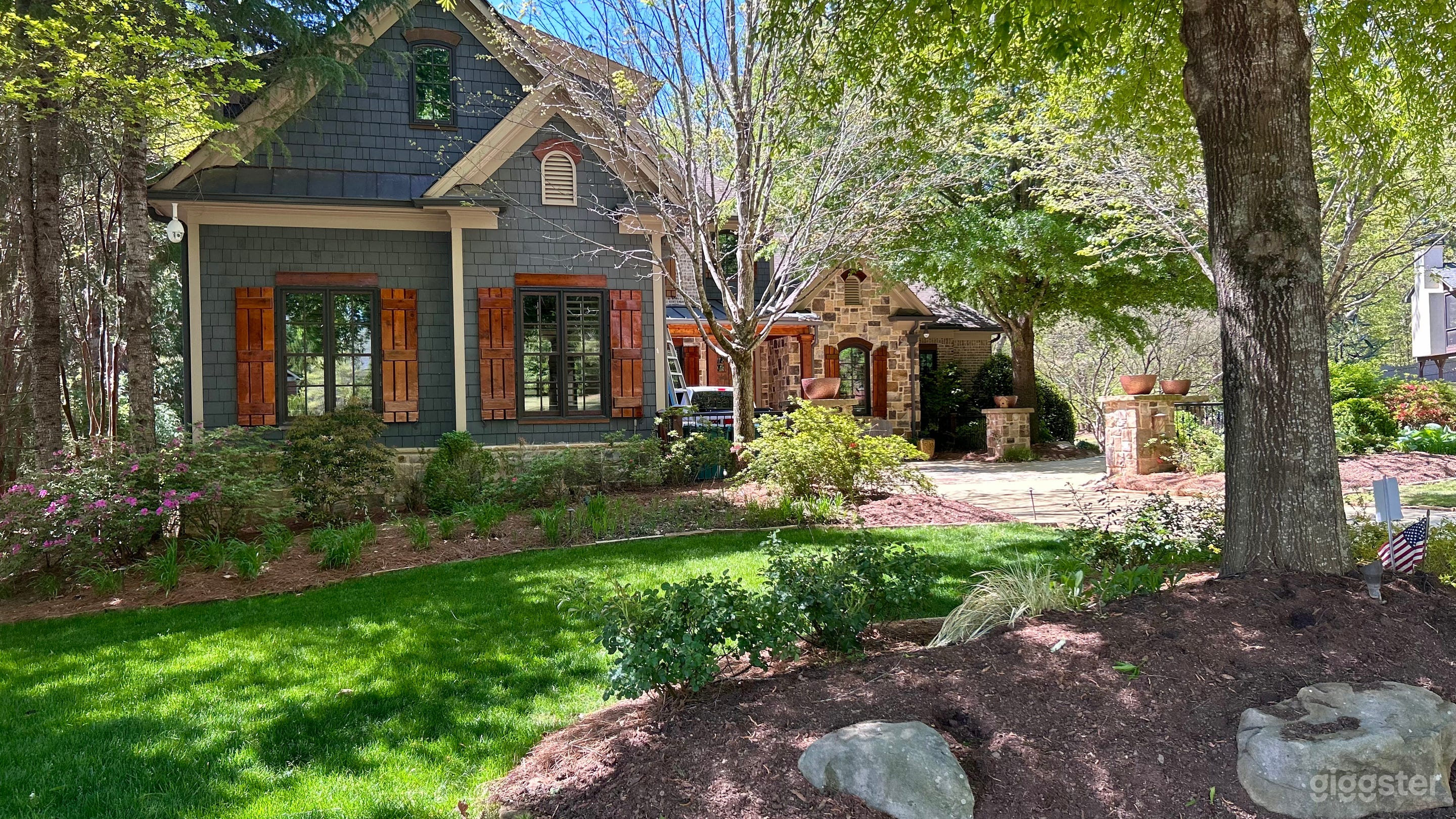 Large Mansion For Outdoor Production Photo 2