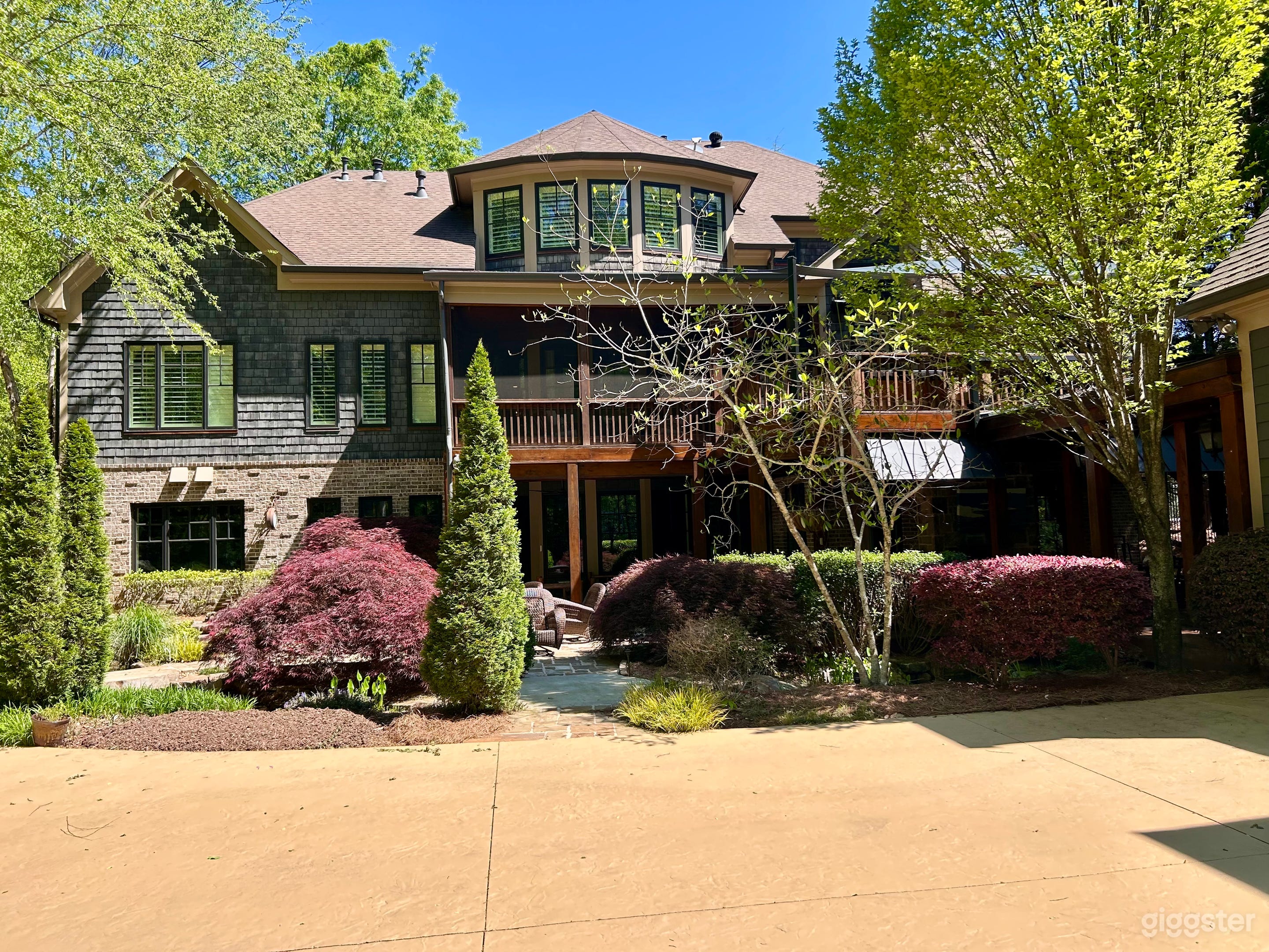 Large Mansion For Outdoor Production Photo 1