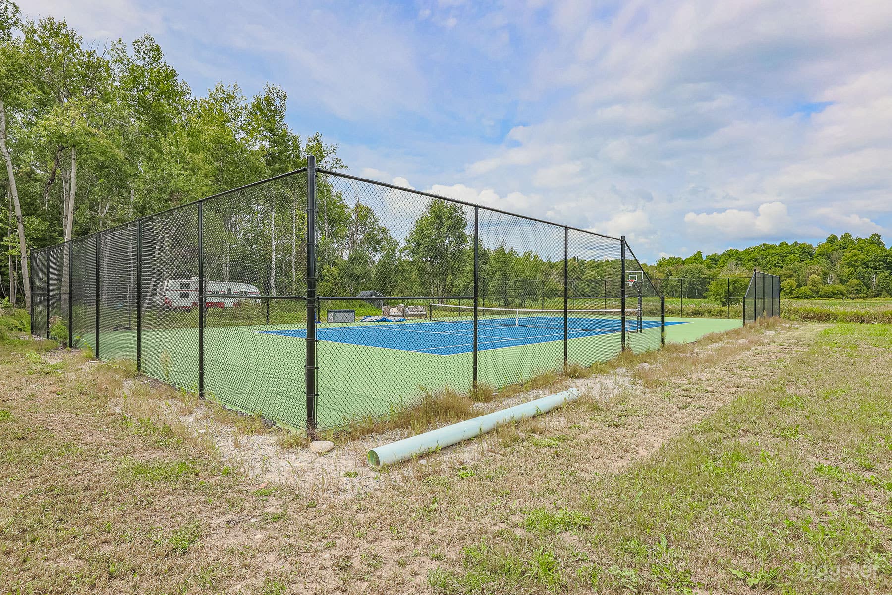 Tennis court Photo 2