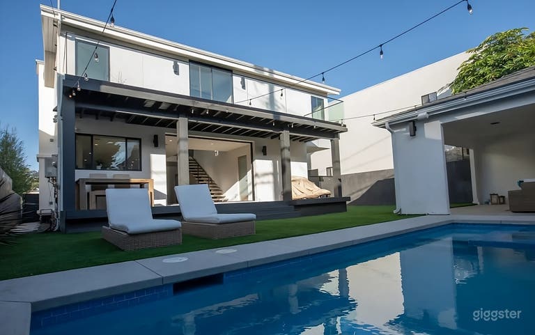  Luxurious Modern Backyard Oasis with Pool 