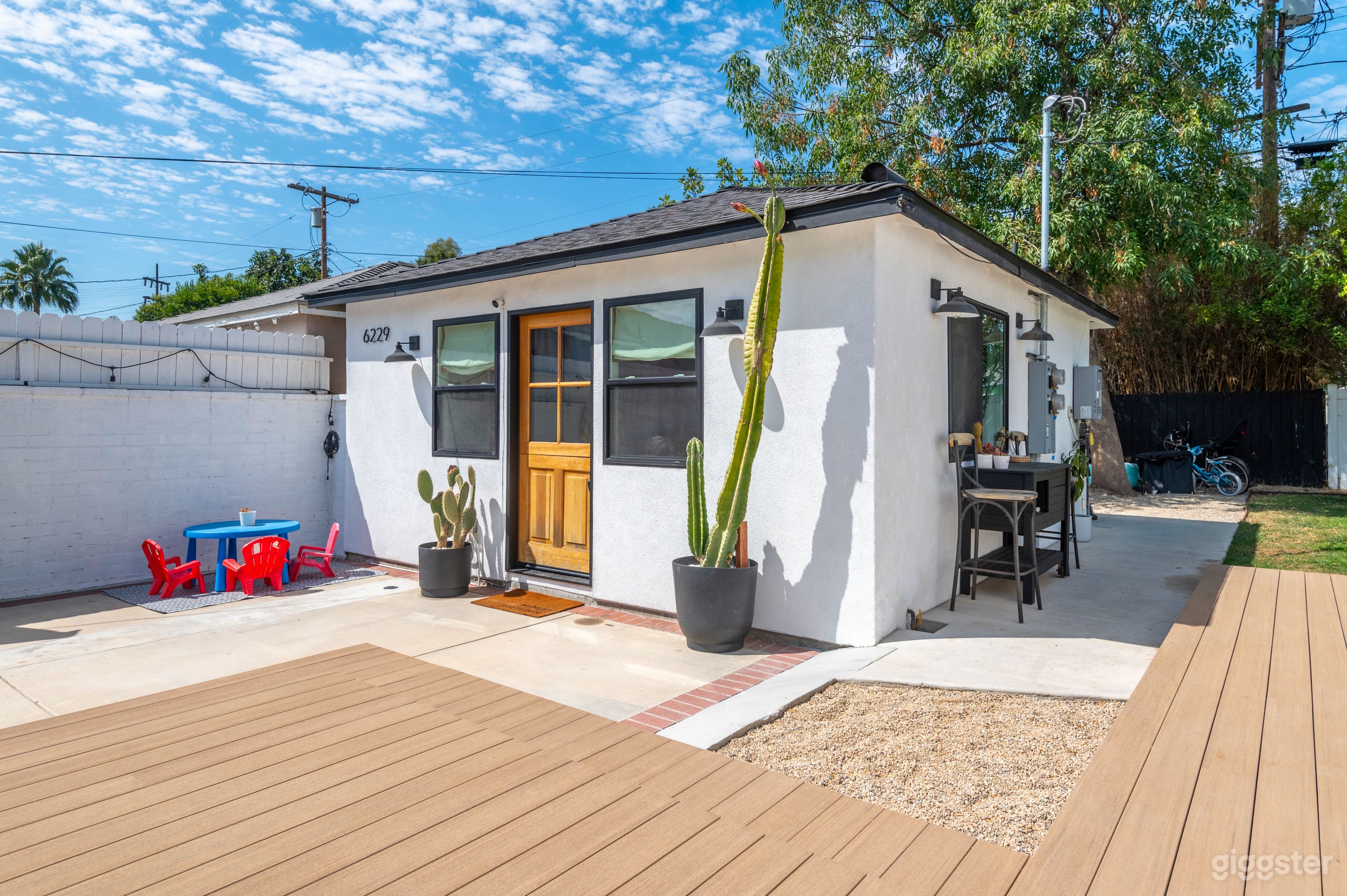 Newly Built Modern Studio Guest House w/ Backyard Photo 2