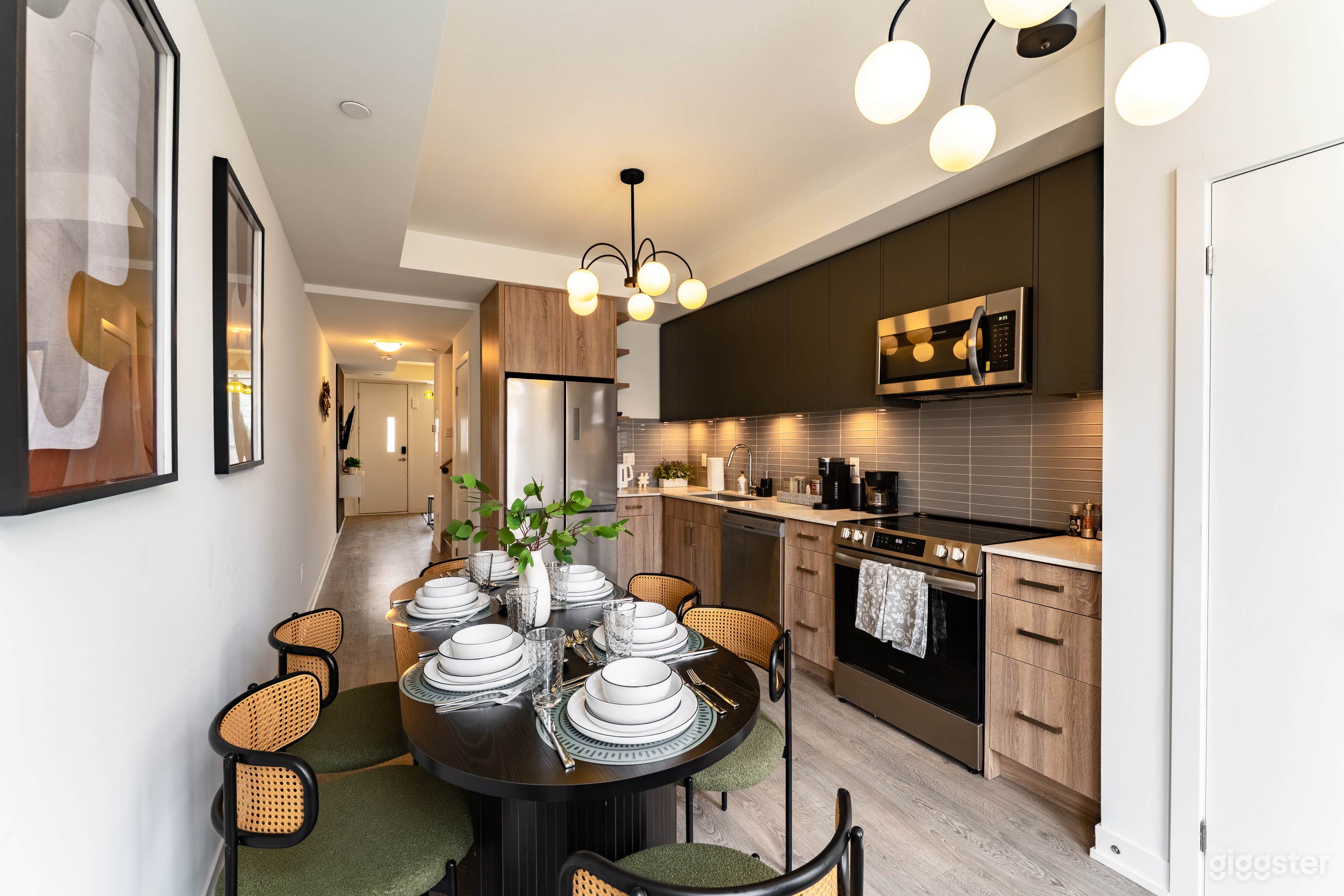 Stylish and New Mid-Century Modern Townhouse Photo 4