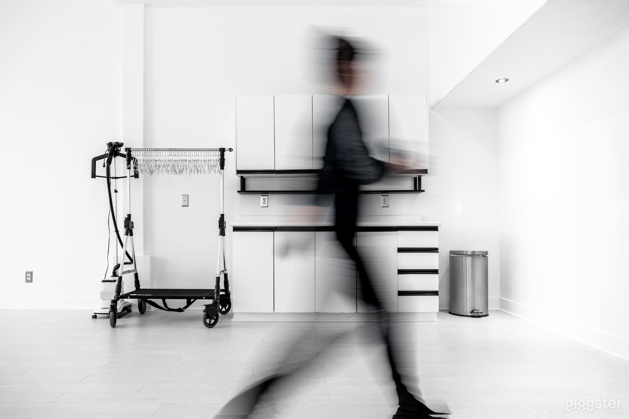  All White Bright Open Space Photo 4