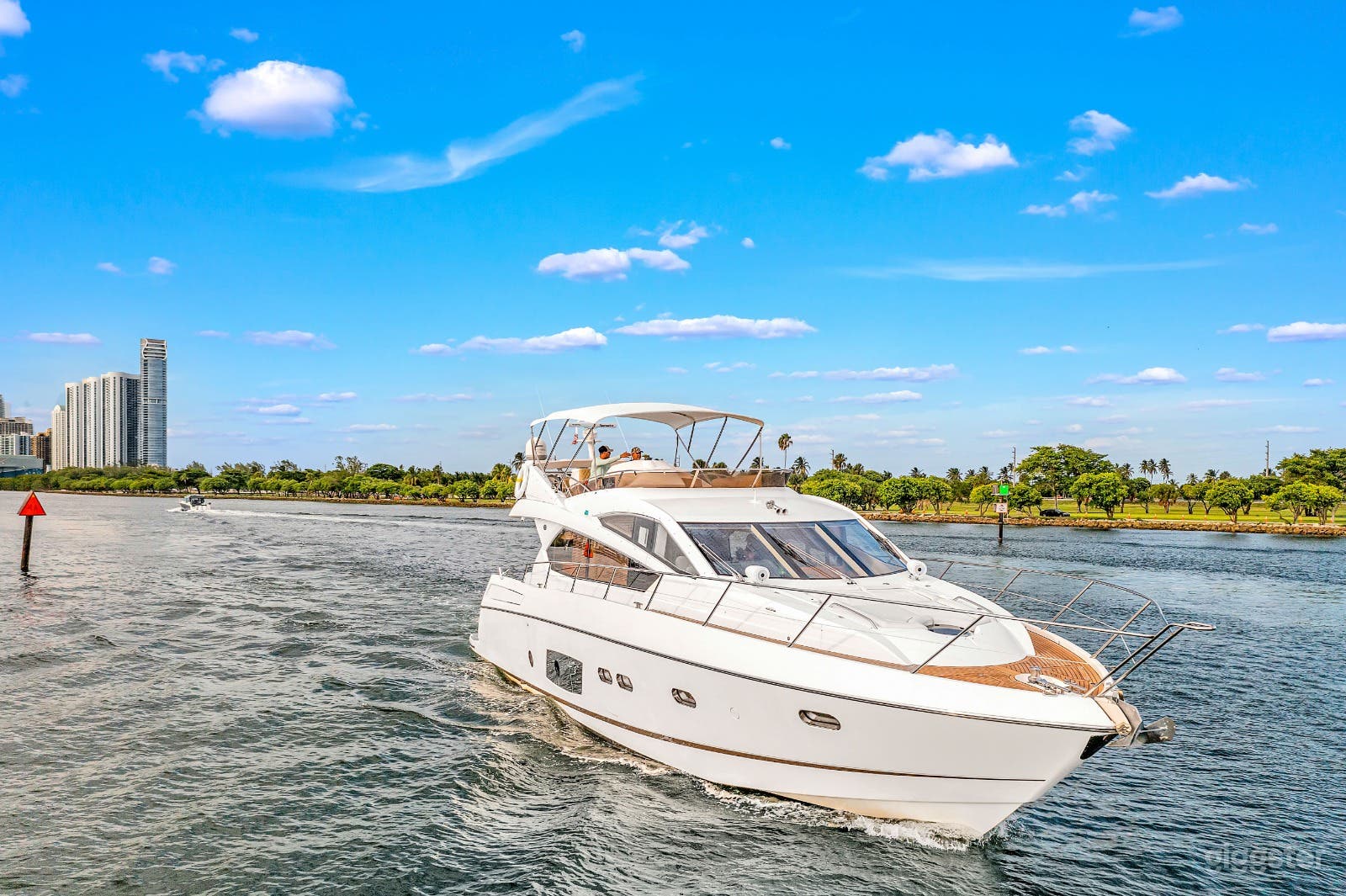 70' Sunseeker Manhattan- sleek lines