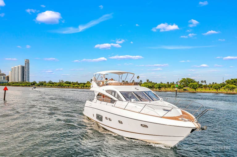  70&#x27; Sunseeker Manhattan- sleek lines 