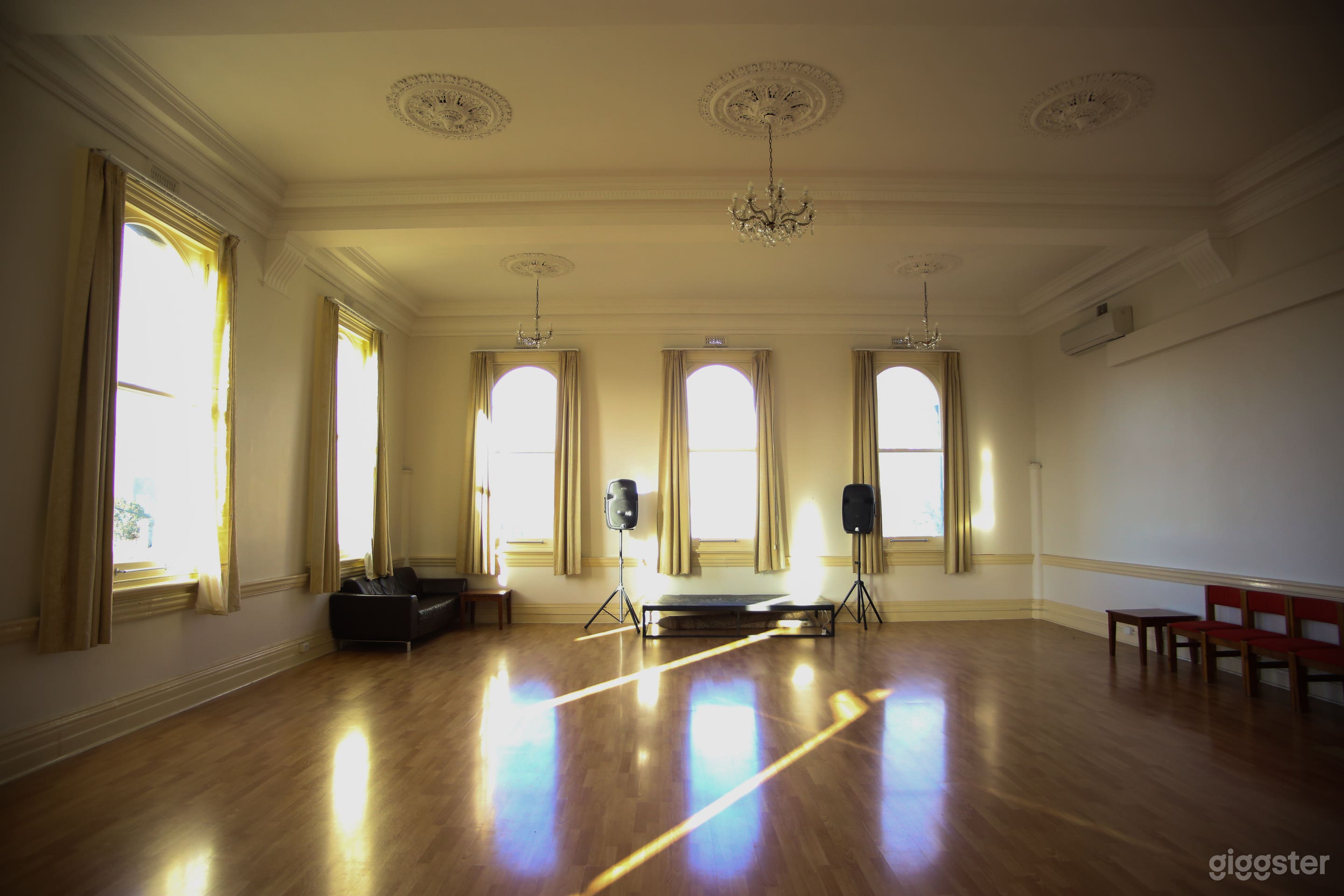 Spacious hall in the heart of Fitzroy Photo 3
