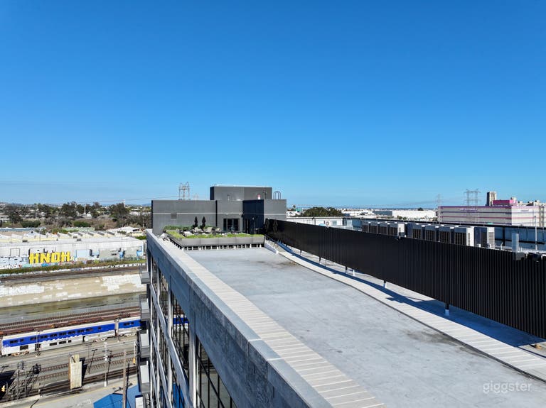  Luxury Rooftop Lounge Space w/ Skyline View 