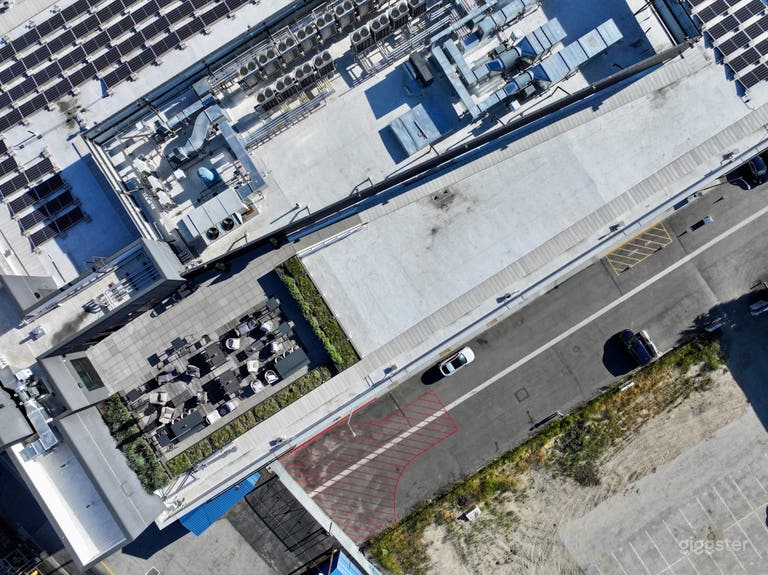  Luxury Rooftop Lounge Space w/ Skyline View 