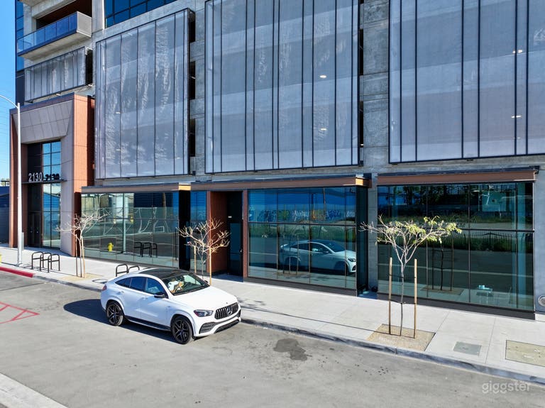  Luxury Rooftop Lounge Space w/ Skyline View 