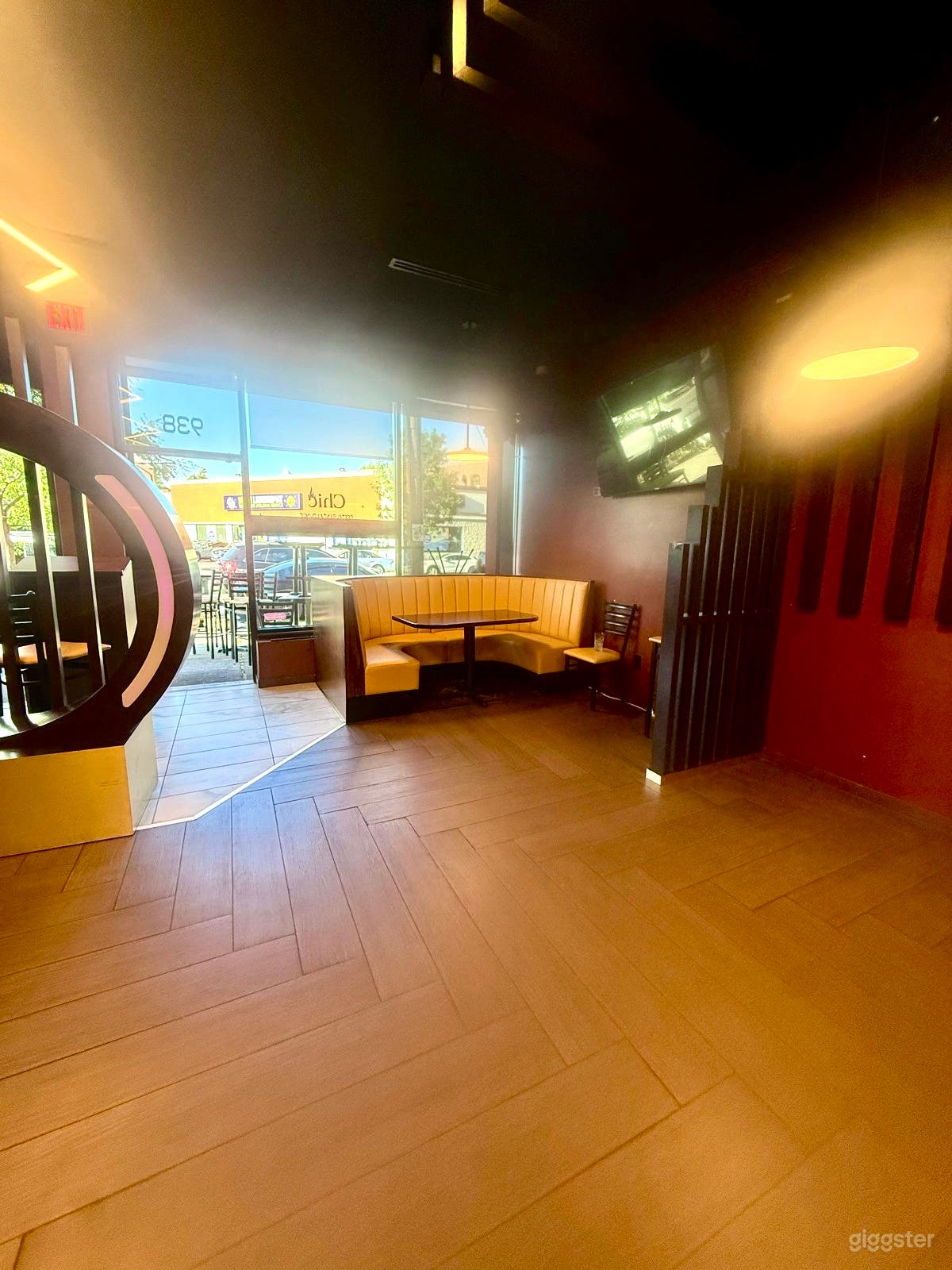 Chic Urban Venue with Dining and Dance Floor Photo 4