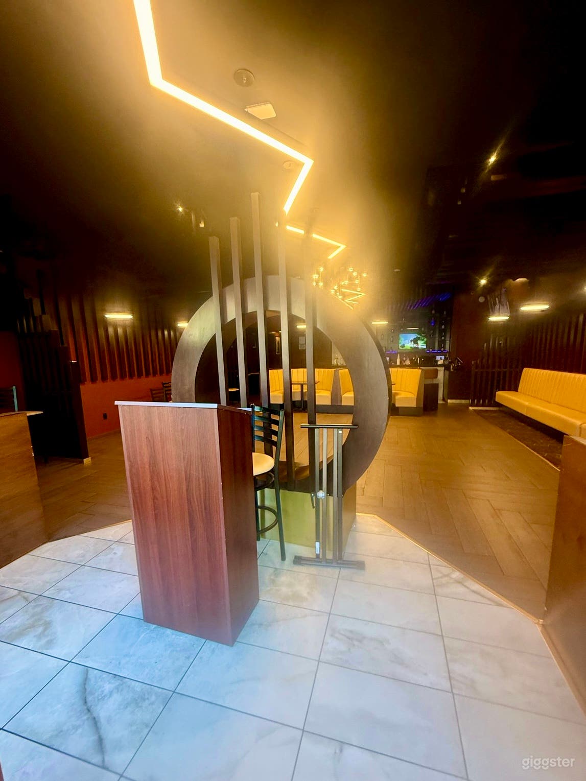 Chic Urban Venue with Dining and Dance Floor Photo 3
