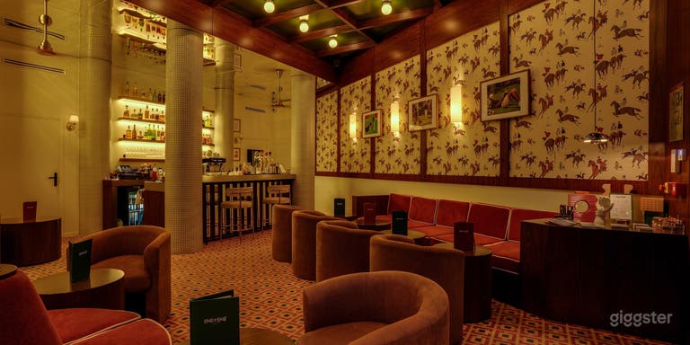  High-End Indoor Golf & Cocktail Bar in Paris 