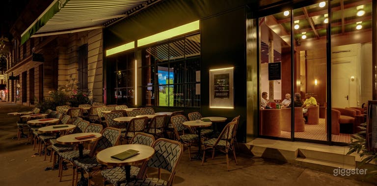  High-End Indoor Golf & Cocktail Bar in Paris 
