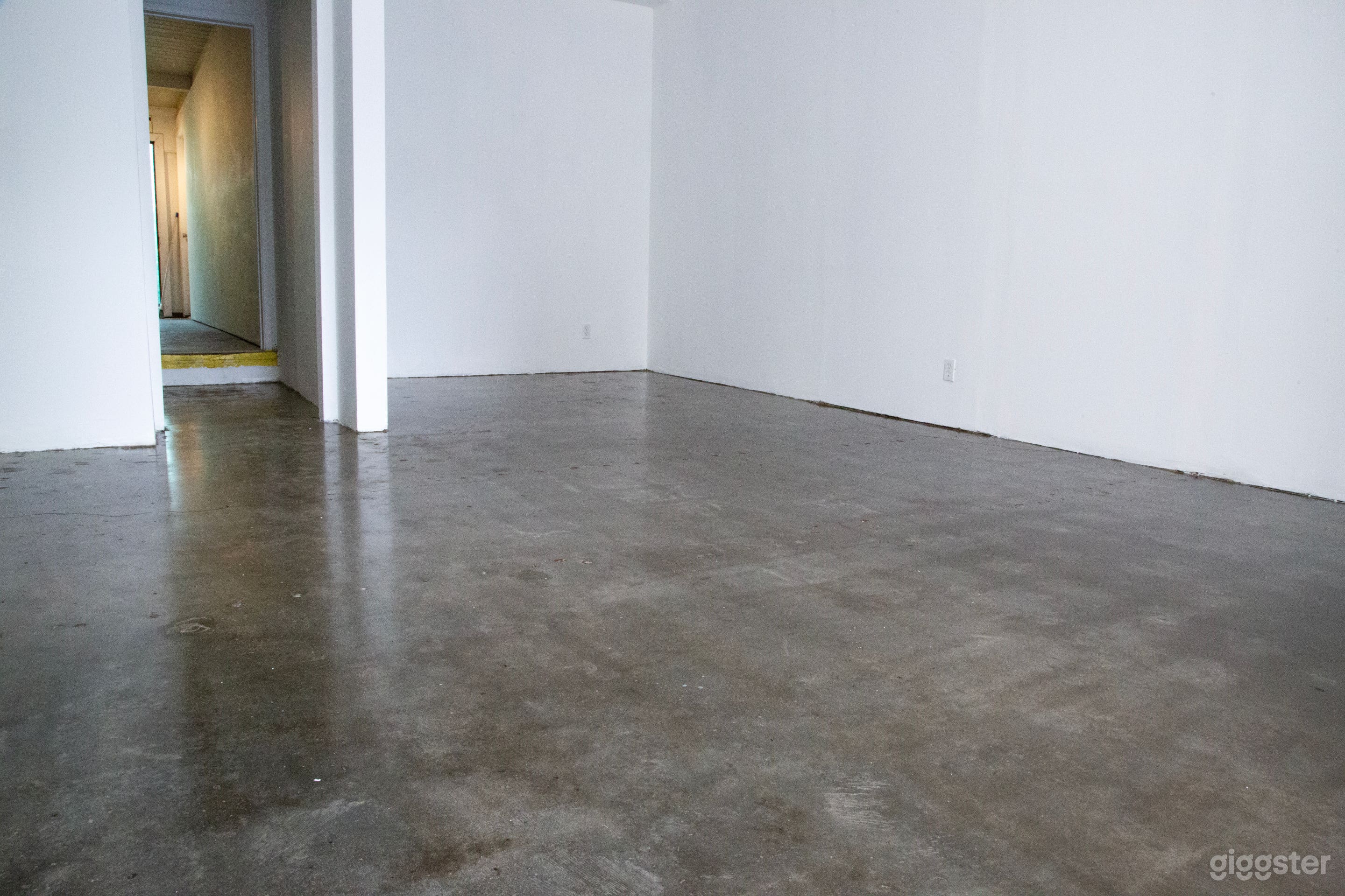 Natural Light Photo Studio/ White room  Photo 4