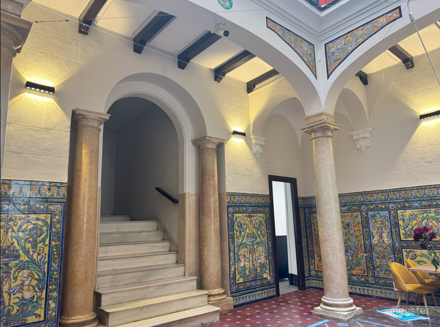 Large Innovative Campus Photo 1