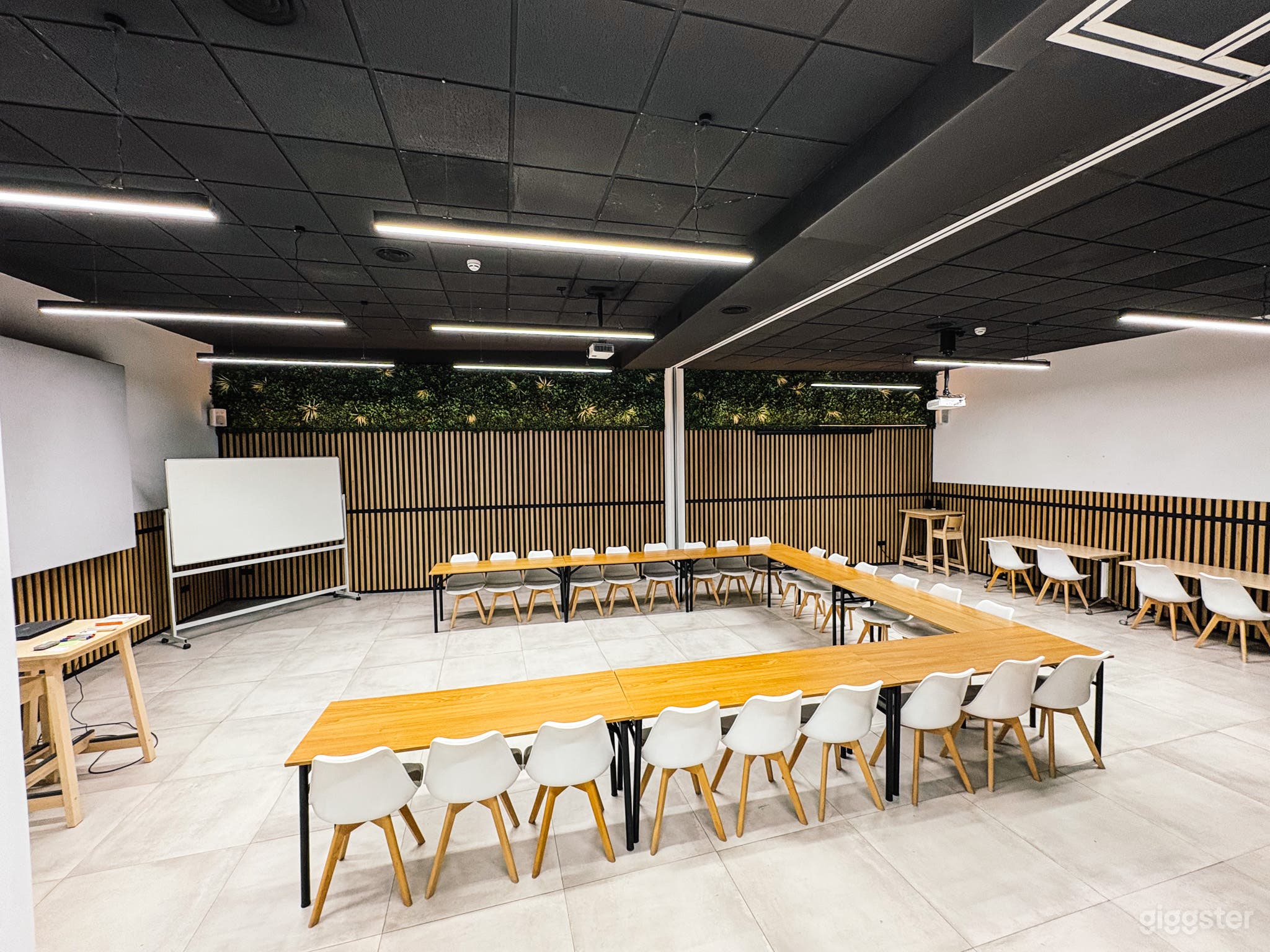 Large Innovative Campus Photo 3