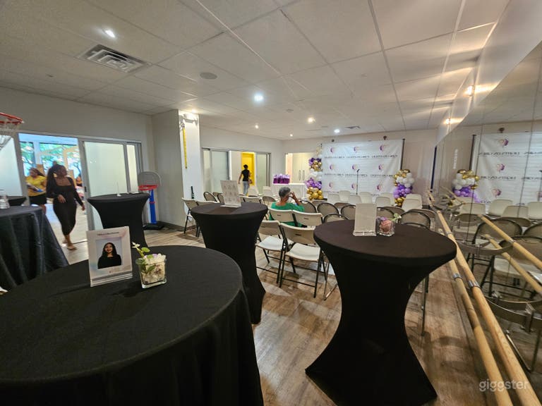  Estudio versátil de baile/fitness de 700 sq ft con espejos y barras 