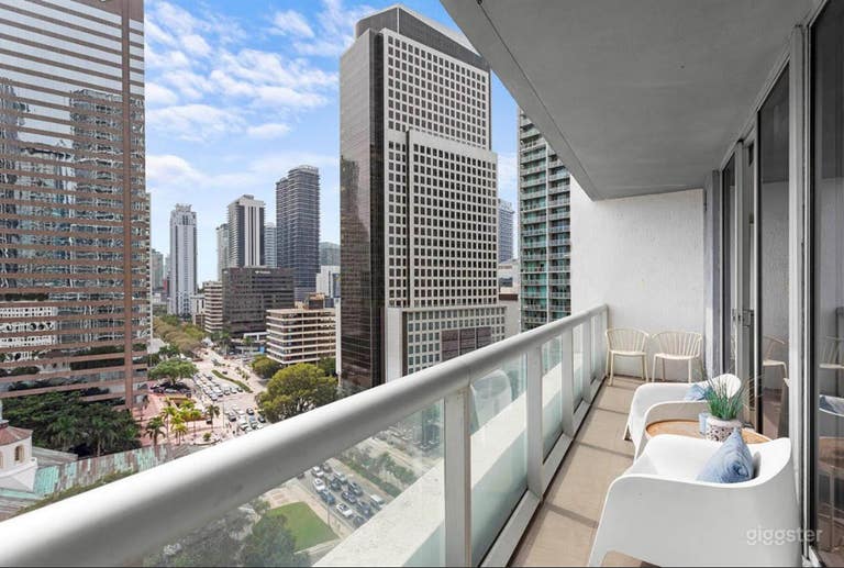  Modern Cozy-Chic Condo with Stylish Comfort 