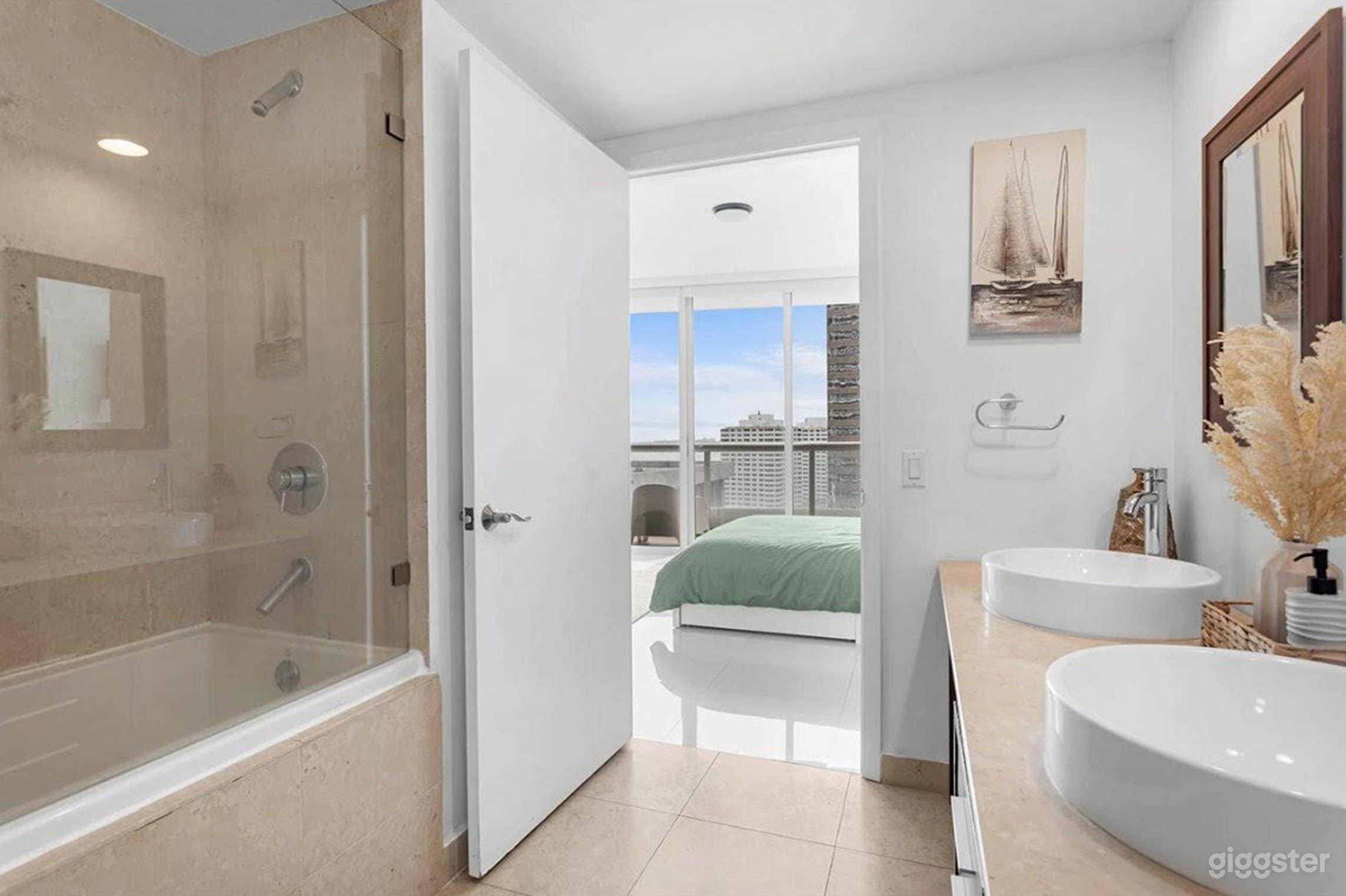 Modern Cozy-Chic Condo with Stylish Comfort Photo 4