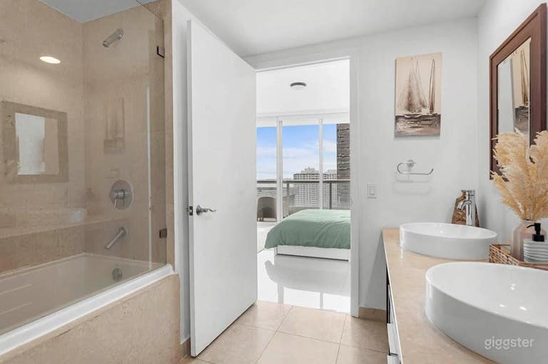  Modern Cozy-Chic Condo with Stylish Comfort 