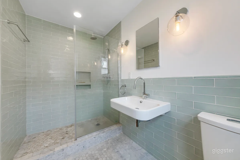  Brookyn Home with Backyard, Kitchen Island 