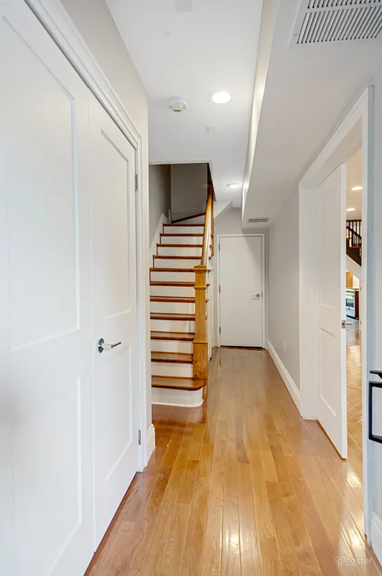  Brookyn Home with Backyard, Kitchen Island 