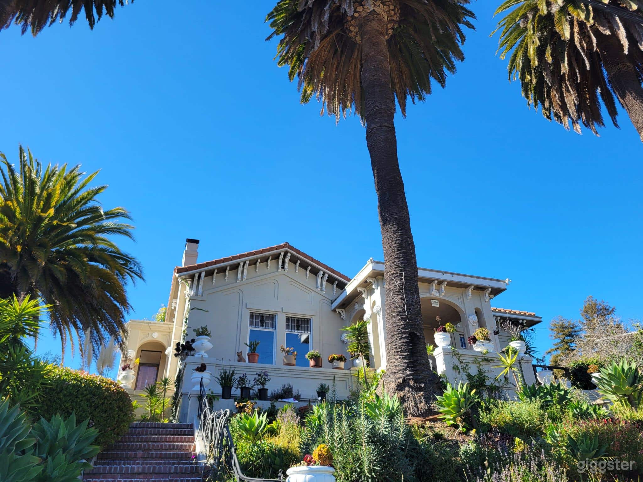 Gorgeous Architecture and Art, easy parking Photo 1