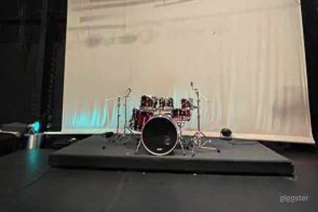  The Cave - Large Multi-Use Soundstage  