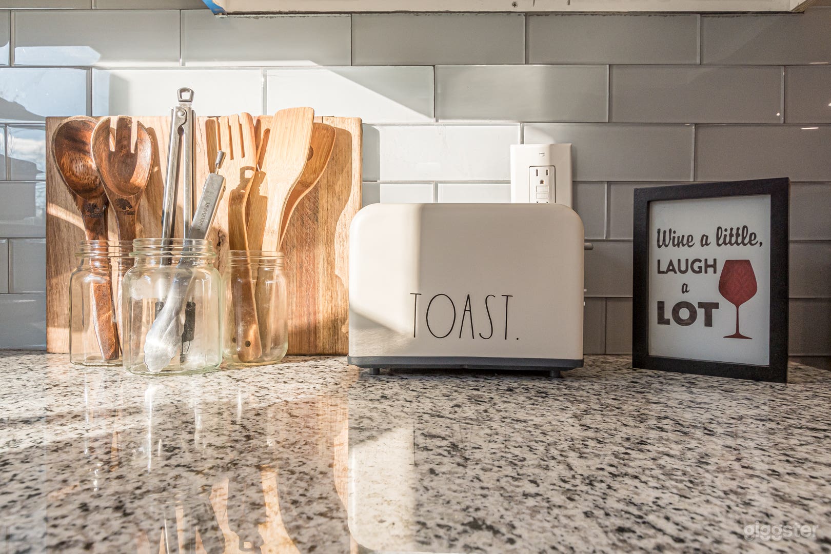 Cozy Bungalow in Lakewood Heights  Photo 4