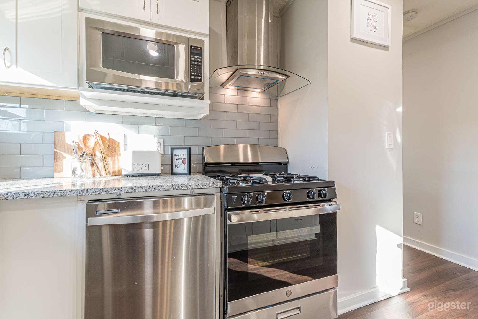 Cozy Bungalow in Lakewood Heights  Photo 2