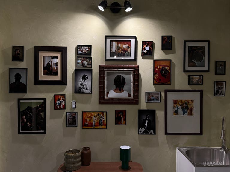  El Muro de la Excelencia, un poderoso tributo visual a la artesanía, cultura y arte negro. Esta galería curada de imágenes enmarcadas muestra la belleza, resiliencia y creatividad dentro de la comunidad, convirtiéndolo en un fondo impactante para fotografía. 