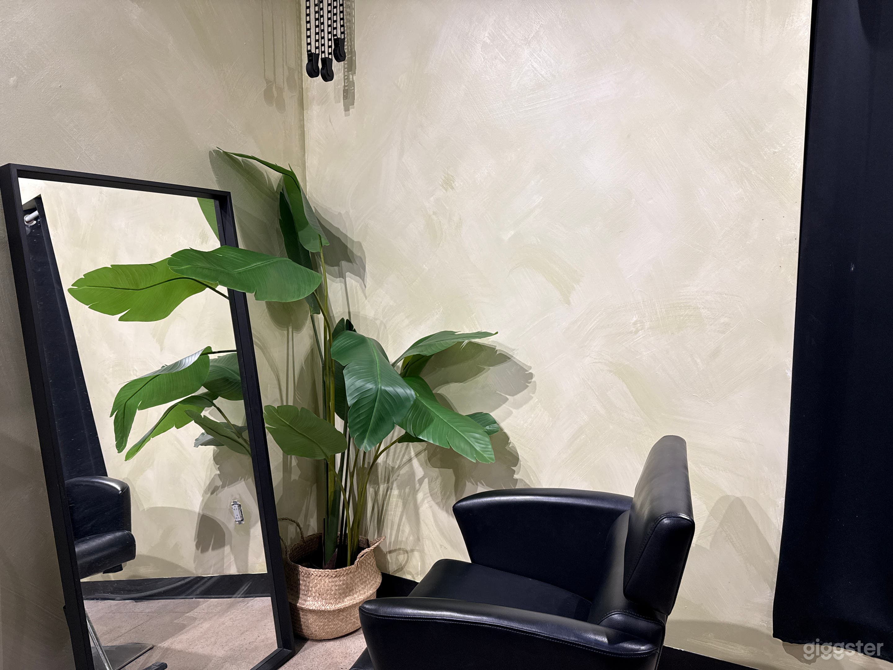The Green Serenity Corner – A refreshing touch of nature within The Gentle Room, this lush green wall adds vibrancy and depth to your visuals. Perfect for creating a soft, organic aesthetic, it serves as an elegant backdrop for beauty shots &amp; branding. 