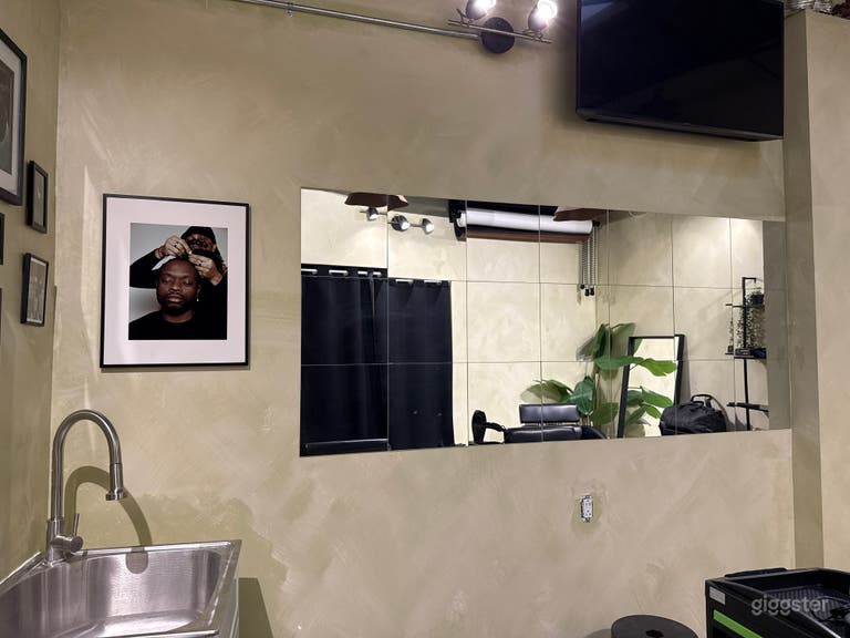  El área de preparación y reflexión – Diseñada para toques finales impecables, esta sección elegante con espejos es perfecta para estilistas, maquilladores y creadores de contenido. Con amplio espacio para peinados y ajustes, asegura que cada detalle esté perfeccionado. 