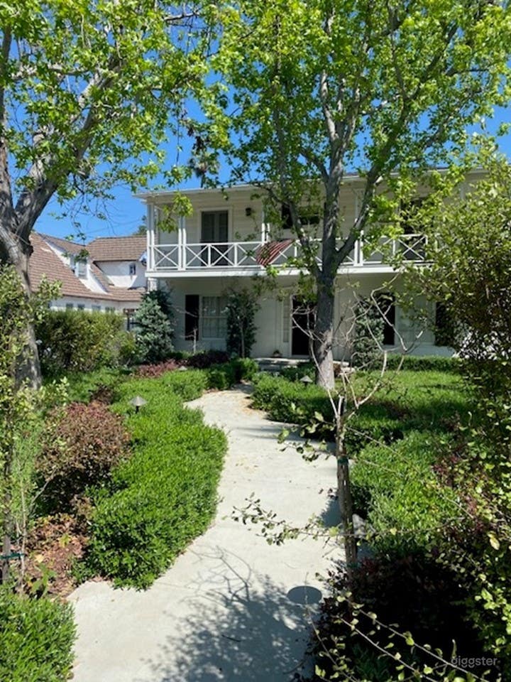  Historic Neighborhood with beautiful yard & outdoor Kitchen 