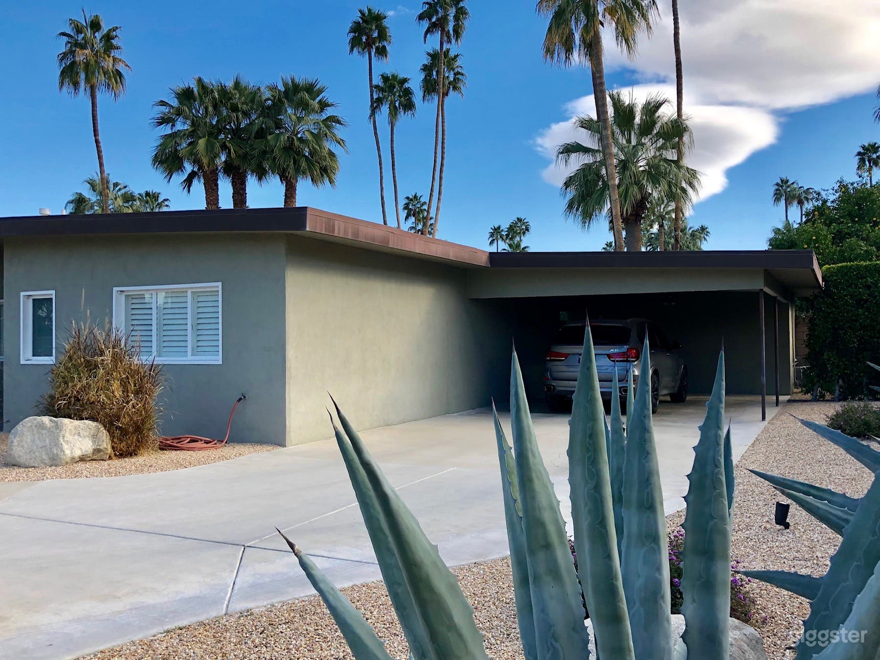 Mid-Century Compound with Stunning Mountain Views Photo 4