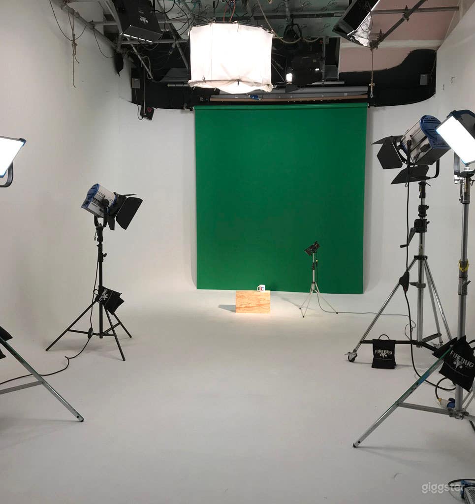 Comfy studio with Large White Infinity Cove Photo 1