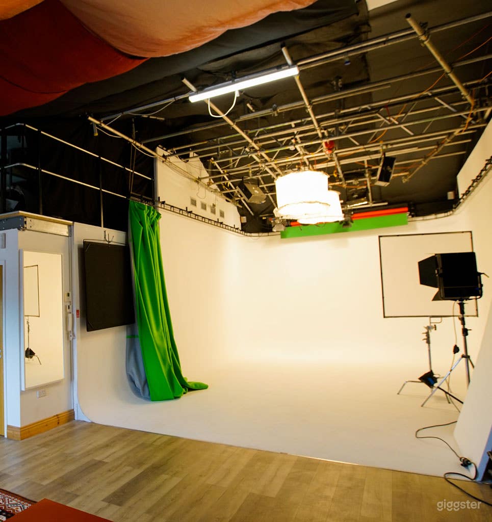 Comfy studio with Large White Infinity Cove Photo 2