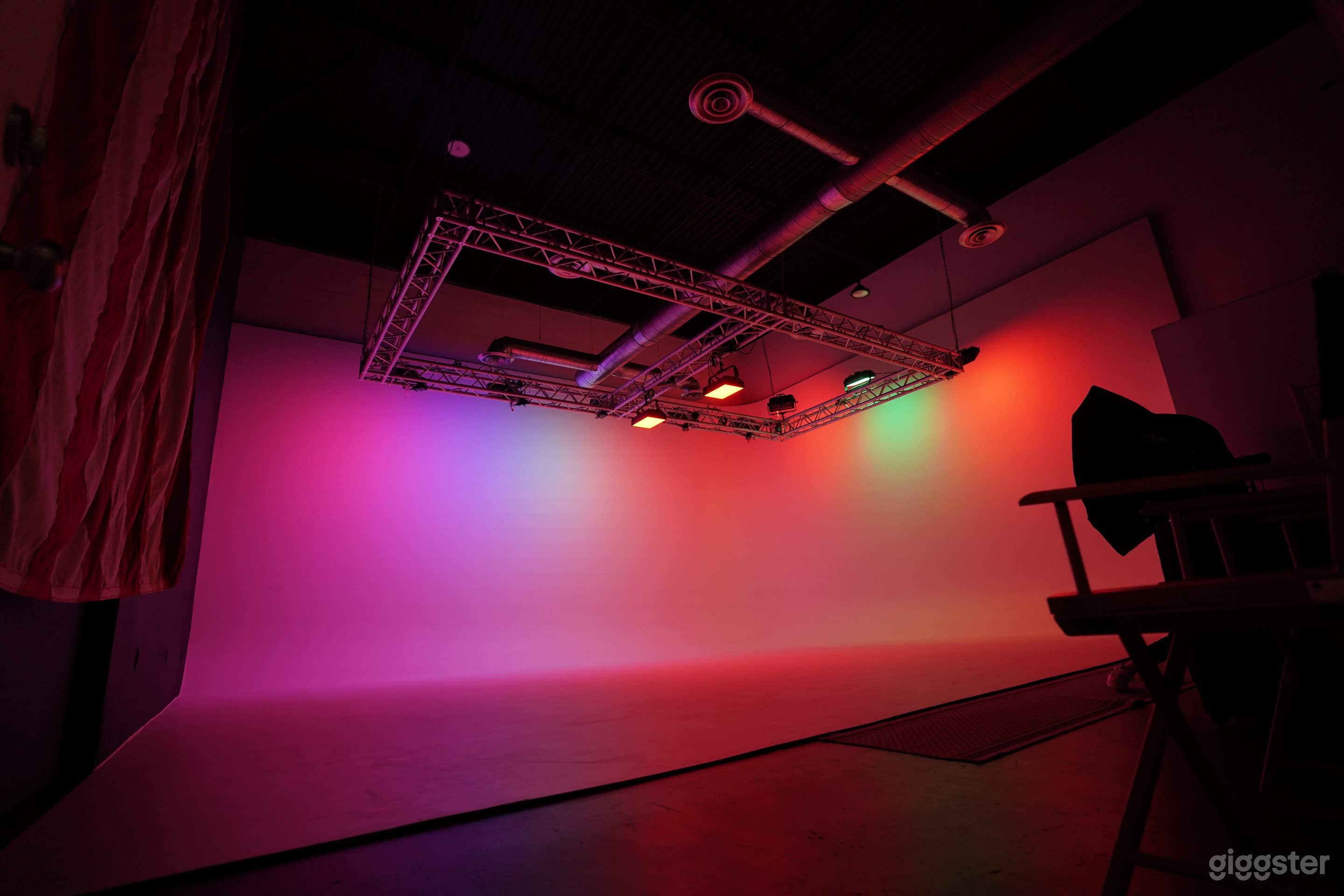 BUNDLE Studio A &amp; B + Lobby (H&amp;M Room) Photo 2